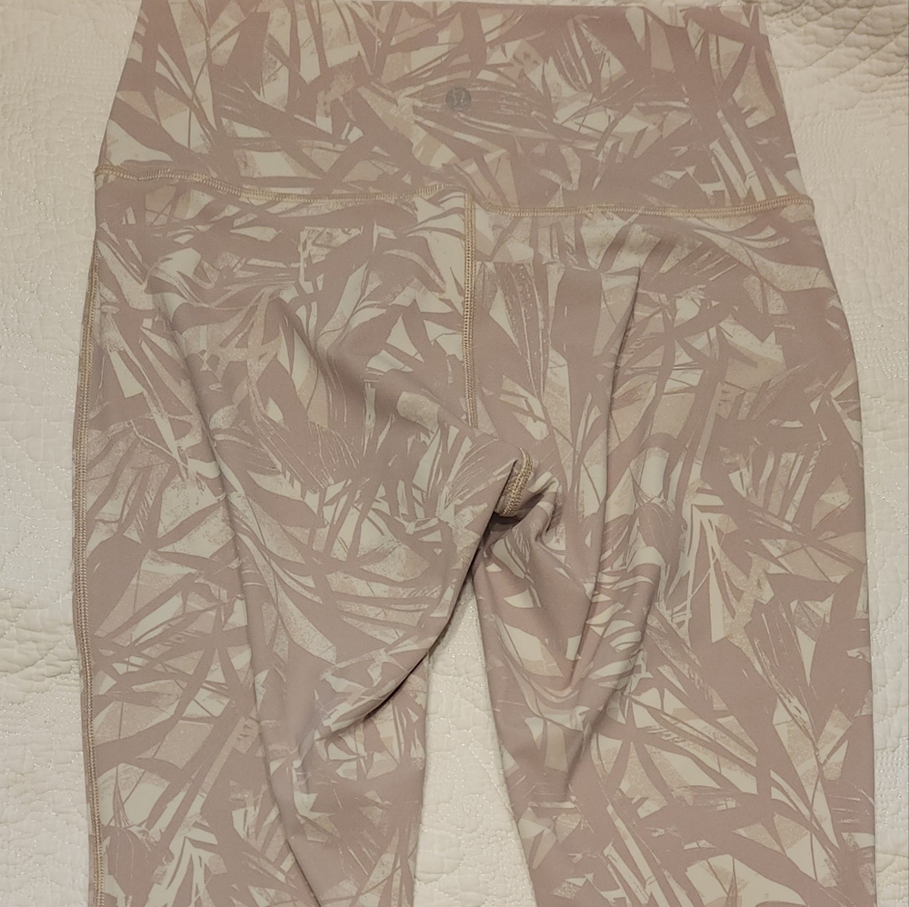 Lululemon High Rise Wunder Under Capris 8 - Picture 6 of 11